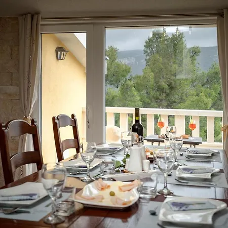 Апартаменти Vista Hvar *