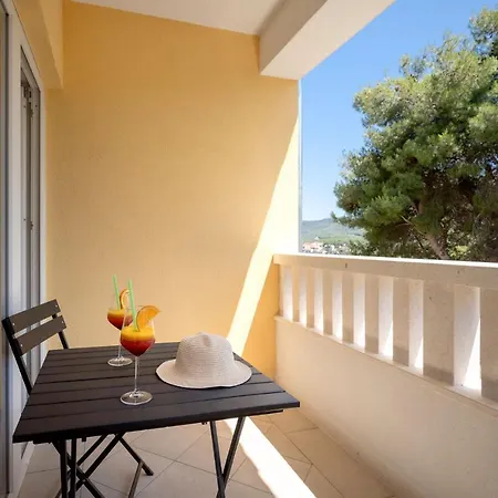 Vista Hvar * Єлса